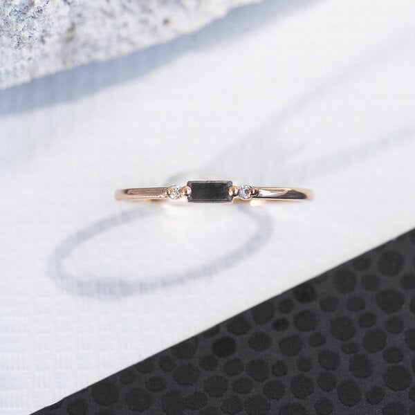 Eppi Ring mit einem Salt and Pepper in Baguette-Form und Diamanten Isma von Eppi