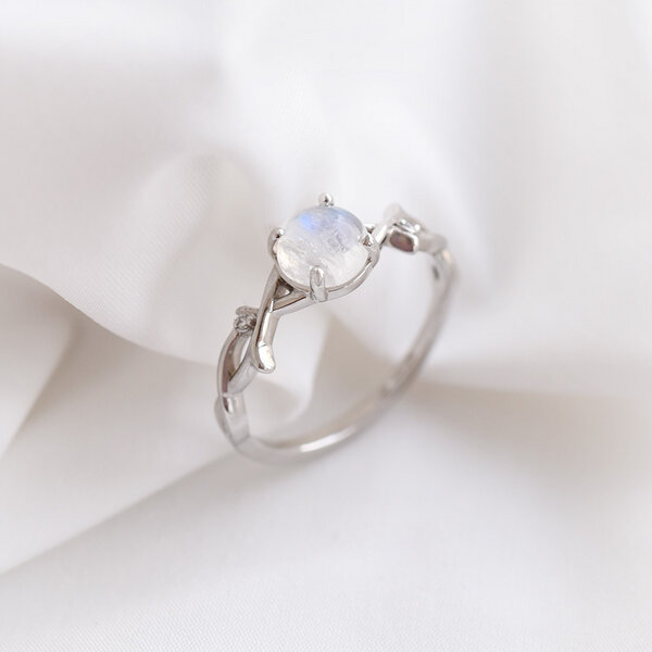 Eppi Romantischer Ring mit Mondstein und Diamanten Makena von Eppi