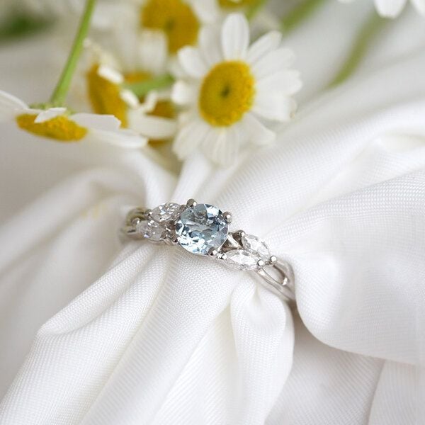 Eppi Verlobungsring mit Aquamarin und Moissaniten Halym von Eppi