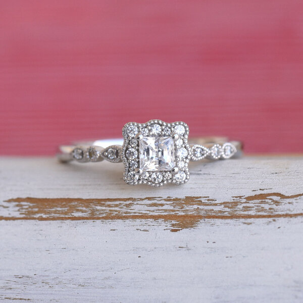 Eppi Vintage-Ring mit glänzenden Diamanten Rhiannon von Eppi