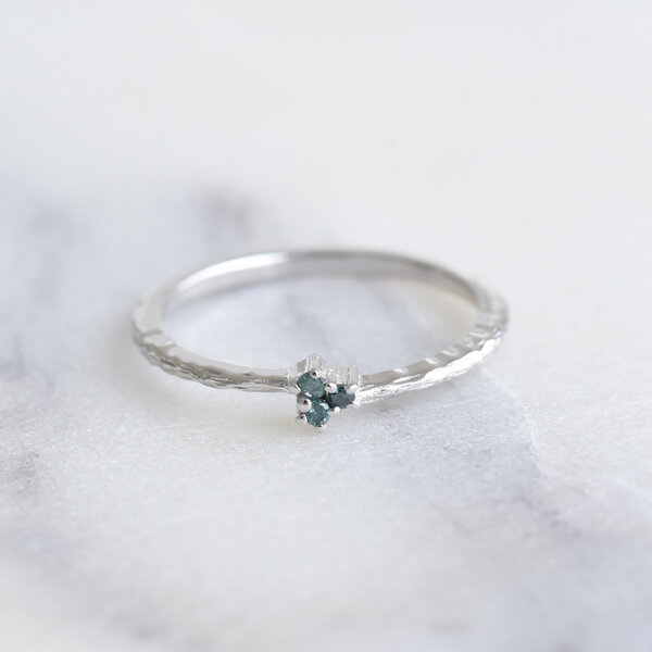 Eppi Zarter Ring aus Silber mit blauen Diamanten Itsaso von Eppi