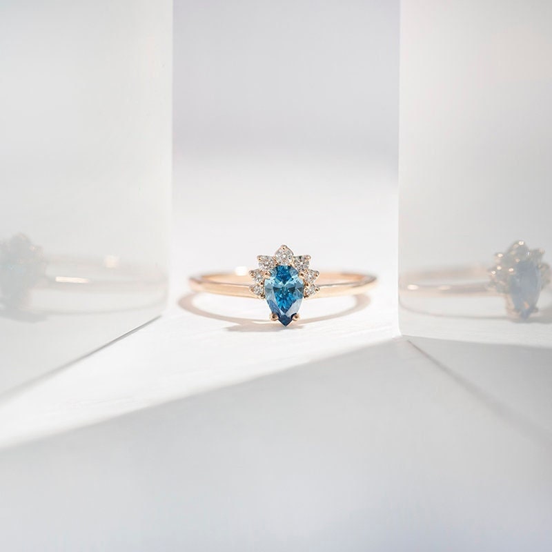 14K Roségold-Ring Mit Igi-Zertifiziertem Lab-Grown-Diamant | Nachhaltiger Verlobungsring Blauem Tropfendiamant von EppiJewelry