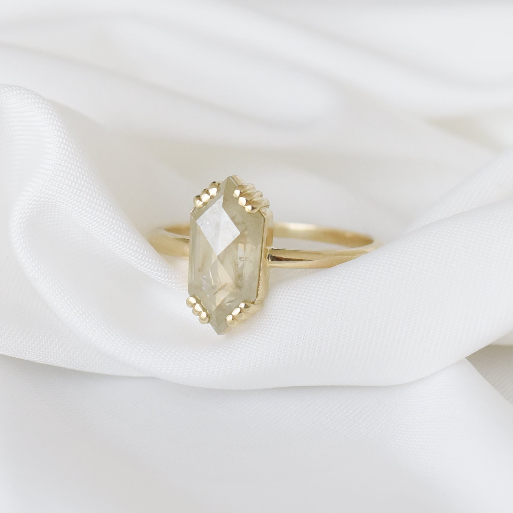 Atemberaubender Ring Mit Hexagon Salz Und Pfeffer Diamant | Massiver Goldring Hellgrauem von EppiJewelry