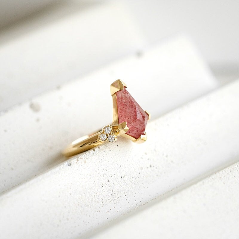 Bezaubernder Goldring Mit Erdbeer-Rosa-Drachenachat | 14K Oder 18K Solid Gold Pink Diamantring Platin Verlobungsring Seitlichen Diamanten von EppiJewelry