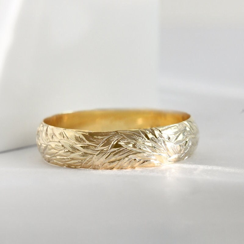 Blätter Massiv Gold Ring | Gravierte Eheringe Mit Handgemachter Gravur von EppiJewelry