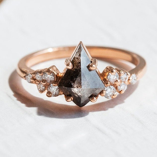 Echter Salz Und Pfeffer Diamantring Mit Seitlichen Diamanten | 14K Rose Gold Grauer Diamant Ring von EppiJewelry