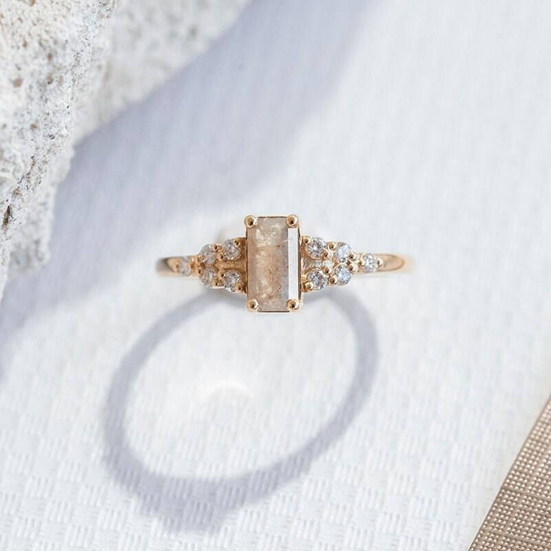 Einzigartiger 14K Goldring Mit Smaragd Salz Und Pfeffer Diamant | Gold Ring von EppiJewelry