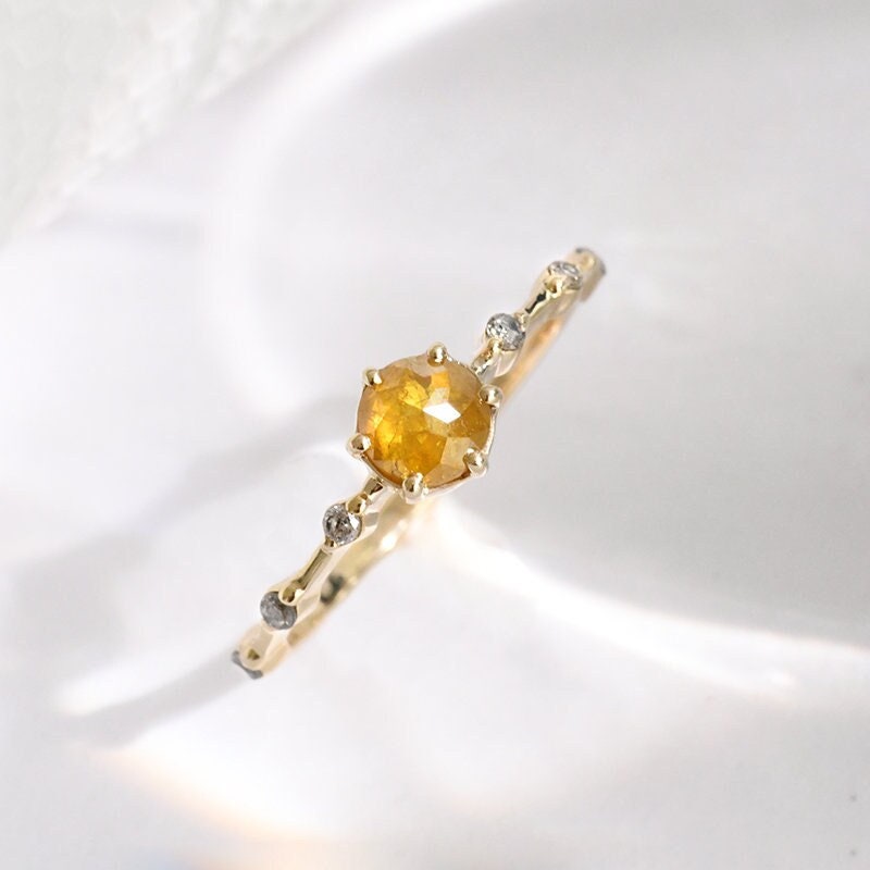 Einzigartiger Massivgold Ring Mit Salz Und Pfeffer Diamant | Gelber Verlobungsring Platin Grauen Seitensteinen von EppiJewelry