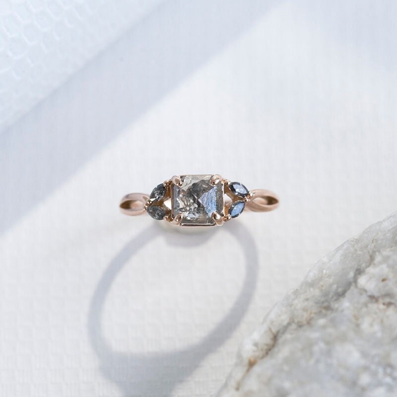 Einzigartiger Salz Und Pfeffer Diamant Ring Mit Seitlichen Marquise Schliff Steinen | 14K Rose Gold Grau von EppiJewelry