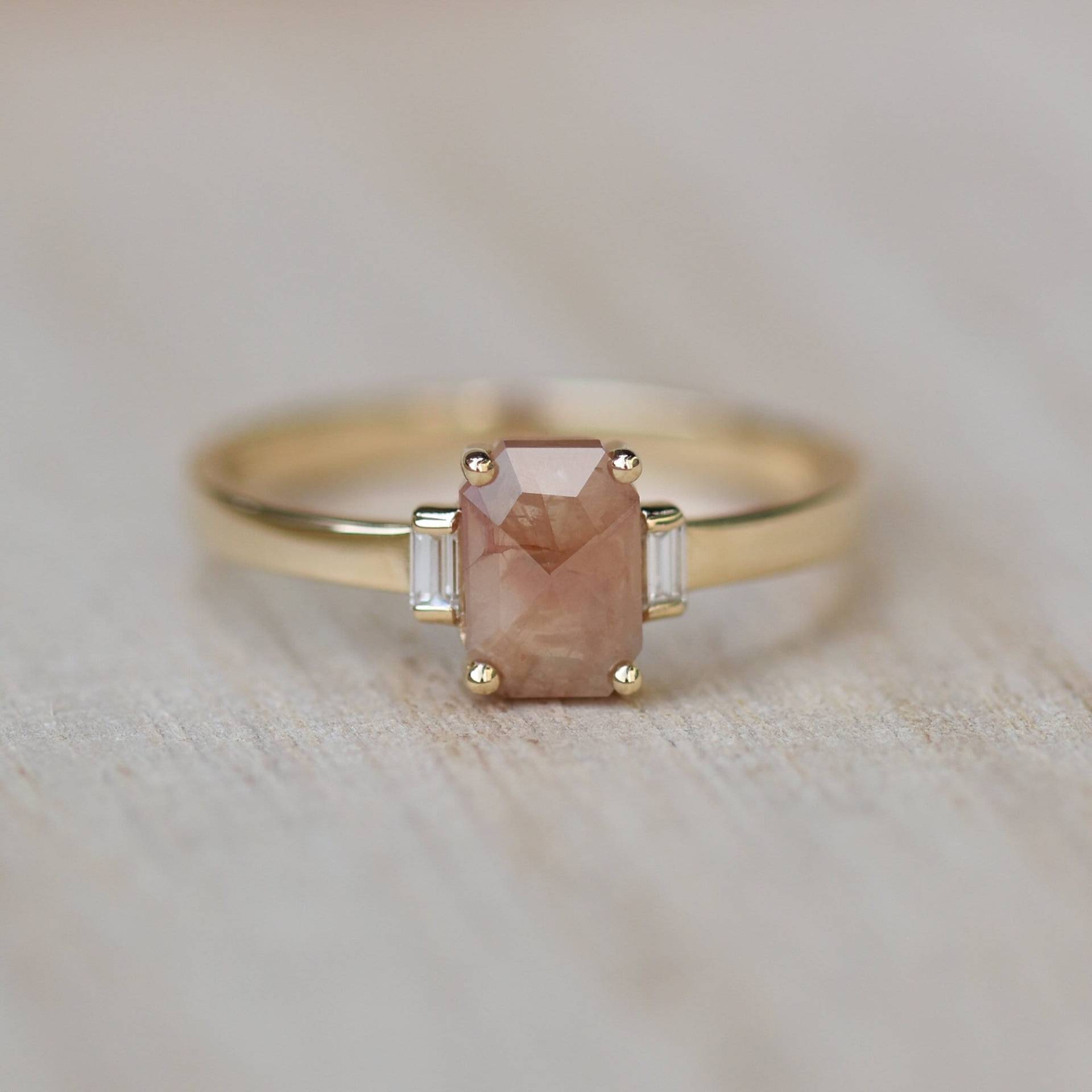 Eleganter Drei Stein Diamant Gold Verlobungsring | Gelbgold Ring Mit Braunen Und Weißen Baguette Diamanten von EppiJewelry