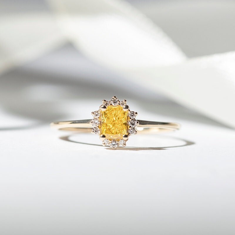 Goldener Halo Ring Mit Gelbem Lab-Grown-Diamant | 14K Gelbgold Gelber Diamant Igi-Zertifizierter Lab-Grown-Diamantring von EppiJewelry