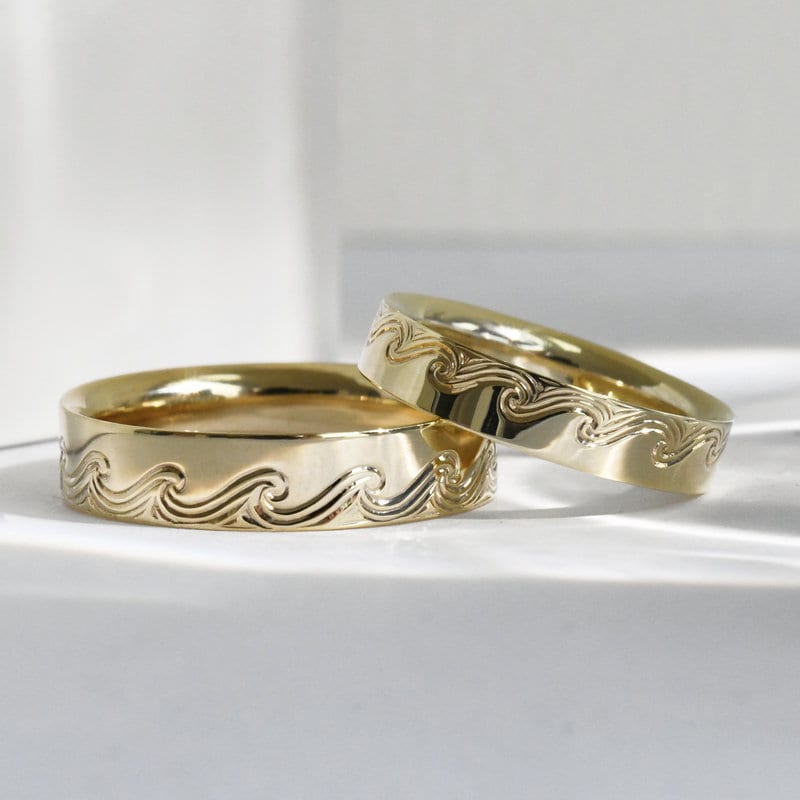 Meereswellen Massiv Gold Ring | Gravierte Eheringe Mit Handgemachter Gravur von EppiJewelry