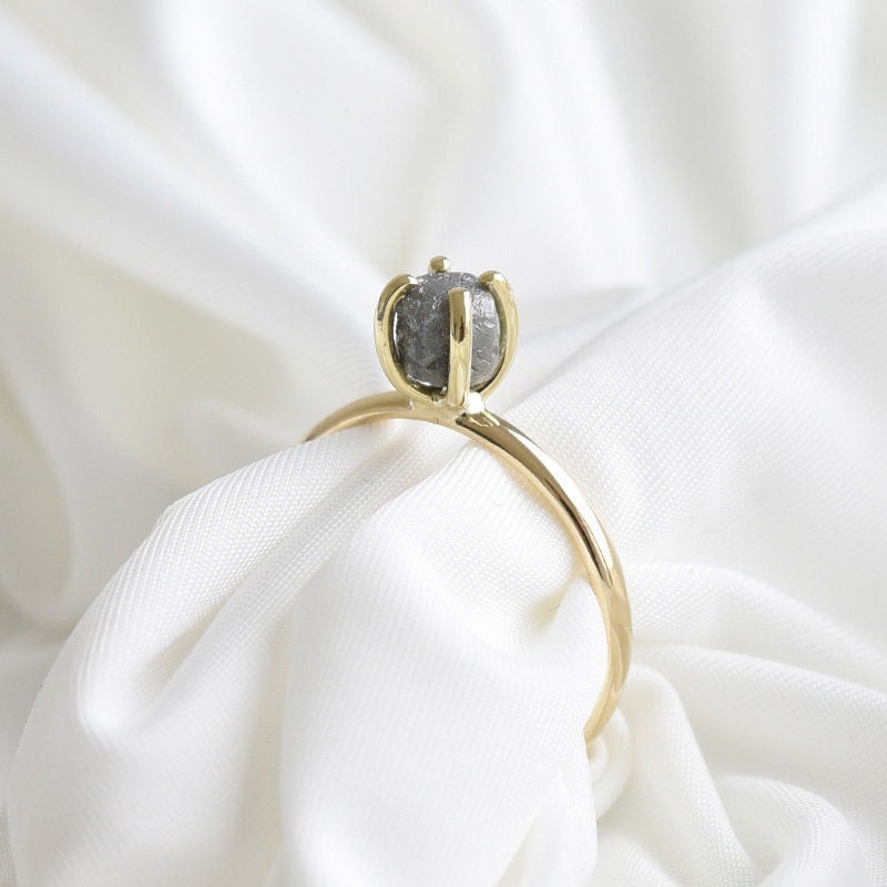 Rohdiamant Gold Ring | Massiver Goldring Mit Grauem Naturdiamant von EppiJewelry