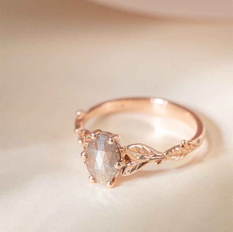 Vintage Ring Mit Salz Und Pfeffer Diamant Im Ovalschliff | 14K Rose Gold Grau Handgravierter Verlobungsring von EppiJewelry