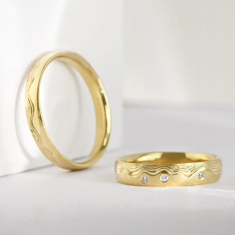 Wellen Und Lab Grown Diamanten Gold Ring | Gravierte Eheringe Mit Handgemachter Gravur von EppiJewelry