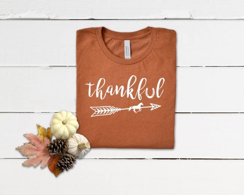 Dankbares Reiter Boho Art-Pferde-T-Shirt - Lange Oder Kurze Ärmel in Den Vintagen Heidefarben Rot Grün Grau Erntedankfest-Geschenk von EquestrianCreations