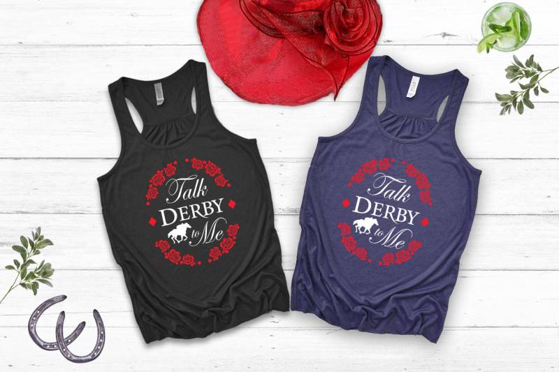 Talk Derby To Me Damen Racerback Tank Top - Kentucky Day Party Thoroughbred Racing Shirt By Etasterian Creations von EquestrianCreations