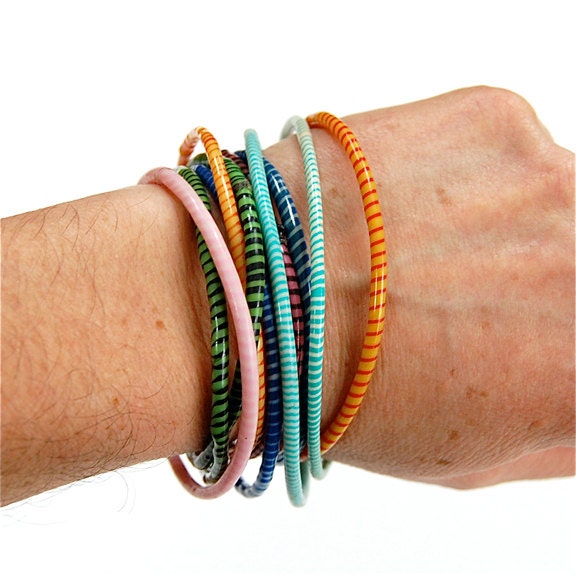 Fair Trade Armbänder 10Er Set Aus Recycelten Flip Flops von EquineOrganix