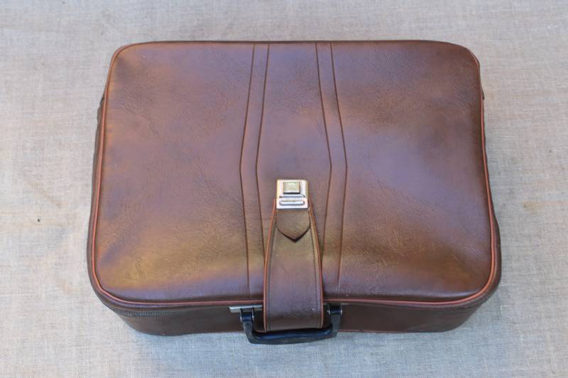 Altes Gepäck, Vintage Brauner Koffer, Retro Großer Koffer Für Deko, Antikes Gepäck Aus Der Udssr in Den 1980Er Jahren Altes Gepäck, Vintage Brauner Koffer, Retro Großer Koffer Für Deko, Antikes Gepäck Aus Der Udssr in Den 1980Er Jahren von EraUSSRUA