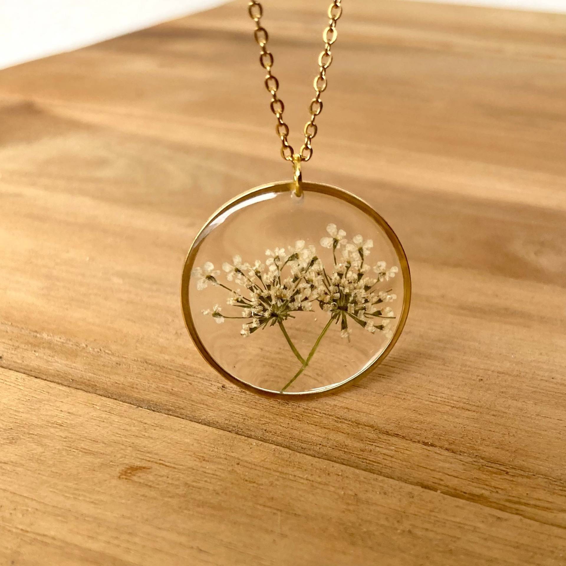 Halskette Mit Kreisförmigem Anhänger Und Wildkarotten-Spitzenblume. Geschenk Für Sie. Boho-stil. Edelstahlkette Halskette Mit Kreisförmigem Anhänger Und Wildkarotten-Spitzenblume. Geschenk Für Sie. Boho-stil. Edelstahlkette von Eratherba