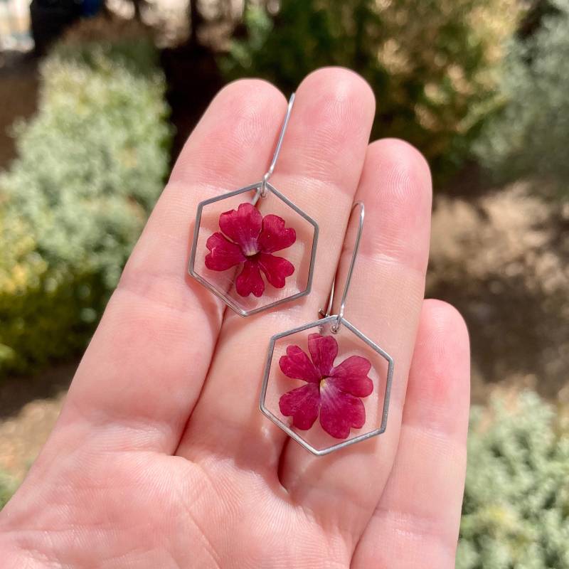 Sechseckige Ohrringe Mit Roten Verbenenblüten. Geschenk Für Sie. Naturjuwel. Gepresste Blumen. Naturliebhaber Sechseckige Ohrringe Mit Roten Verbenenblüten. Geschenk Für Sie. Naturjuwel. Gepresste Blumen. Naturliebhaber von Eratherba