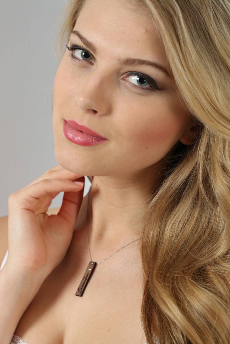 Personalisierte Walnuss-Holz-Namenskette Vertikale Leiste, Zirkonia-Akzent von ErdalBirdalJewelry