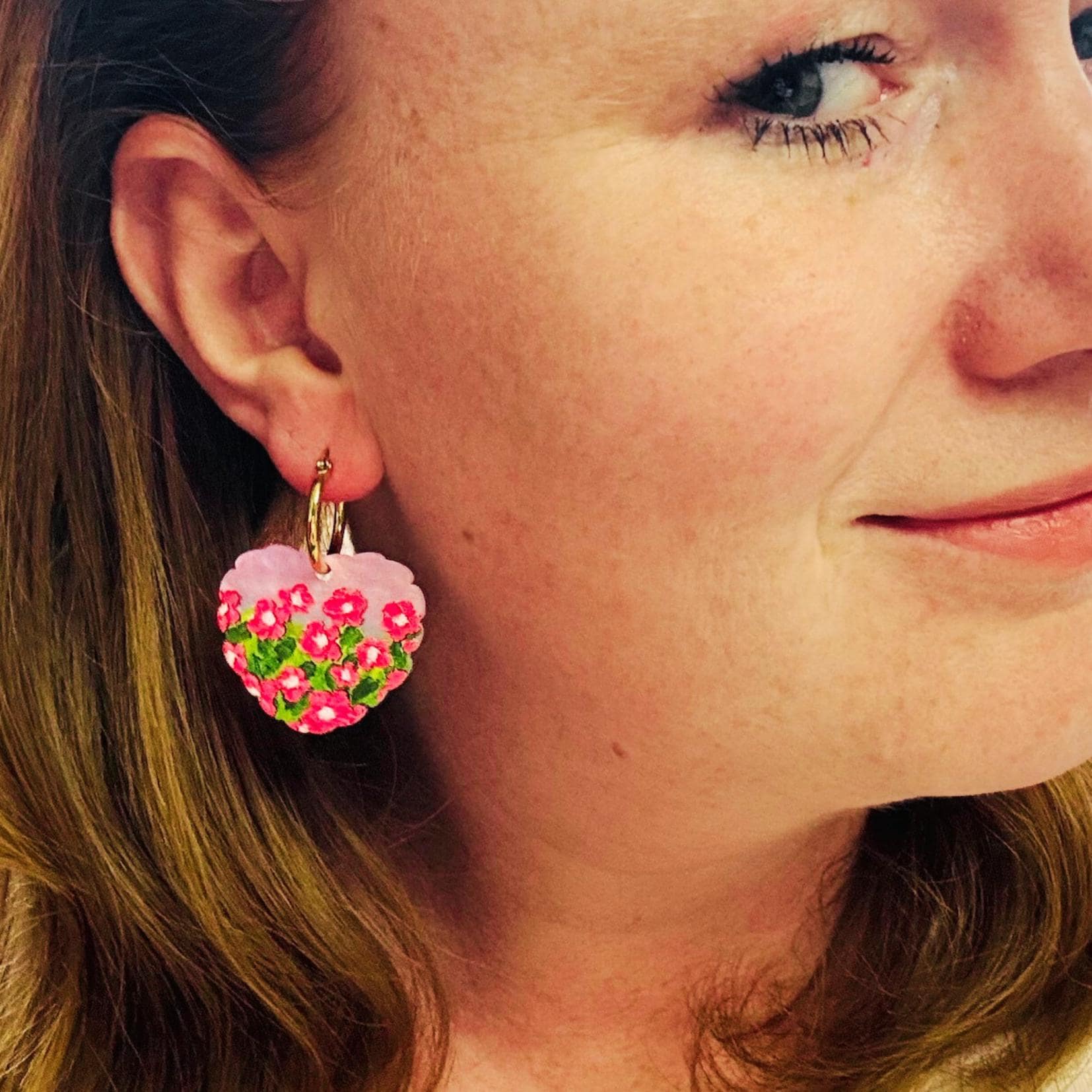 Rosa Herz Ohrringe Mit Blumen, Goldfarbene Creolen Acrylanhänger, Hängende Wiesen-Bild, Super-Leichte Ohrringe Sommer-Motiv von ErdmaennchenLuna