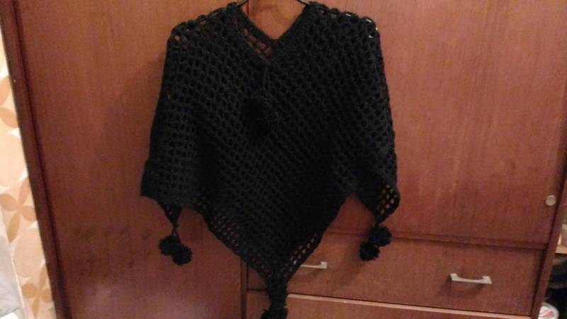 C Schwarzer Poncho Aus Häkelmuster Mit Pompons C Schwarzer Poncho Aus Häkelmuster Mit Pompons von Eriandine