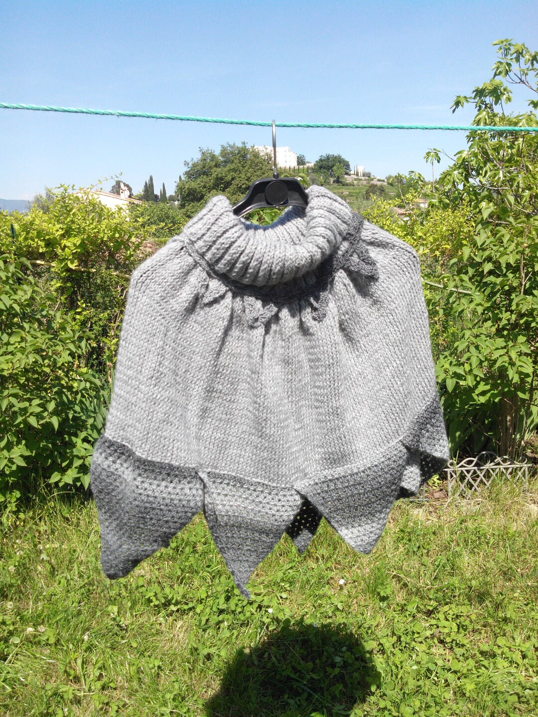 L Grauer Poncho Mit Häkelkragen Und Zierstrickmuster L Grauer Poncho Mit Häkelkragen Und Zierstrickmuster von Eriandine
