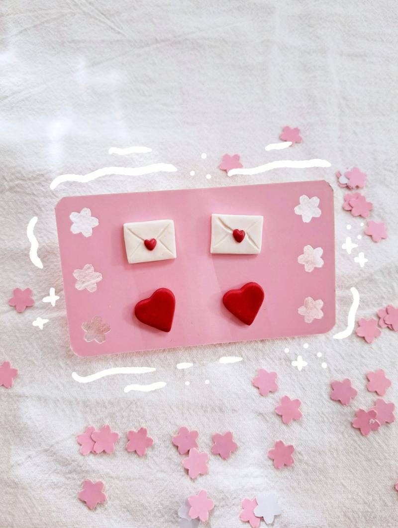 Set Mit 2 Paaren Kawaii Herzform Und Liebesbrief Jahrestag Geschenk Handgemachte Ohrstecker Set Mit 2 Paaren Kawaii Herzform Und Liebesbrief Jahrestag Geschenk Handgemachte Ohrstecker von ErikaArtStudioShop