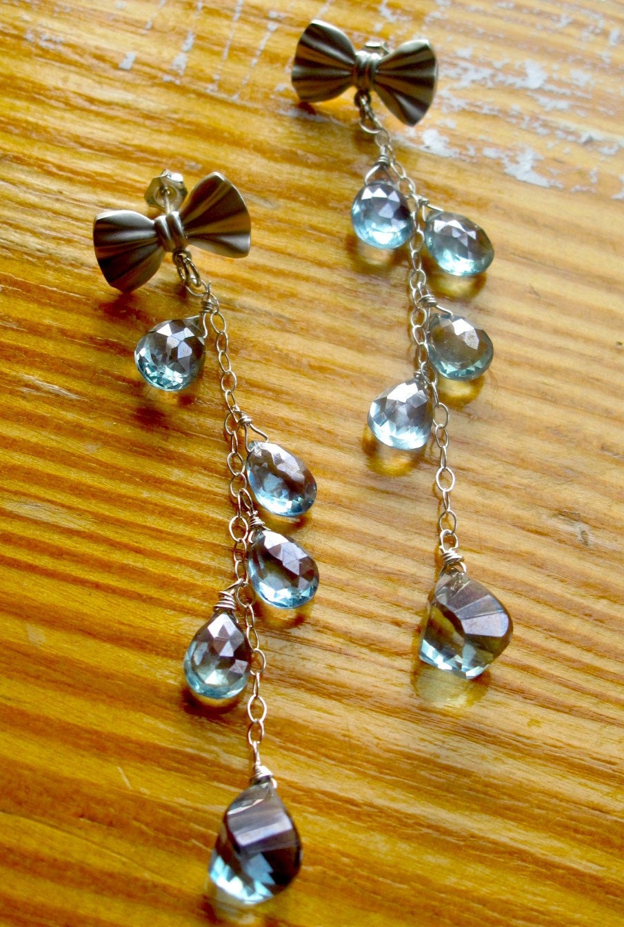 Aquamarin Quarz Und Silber Bow Style Ohrringe von ErikaandJane