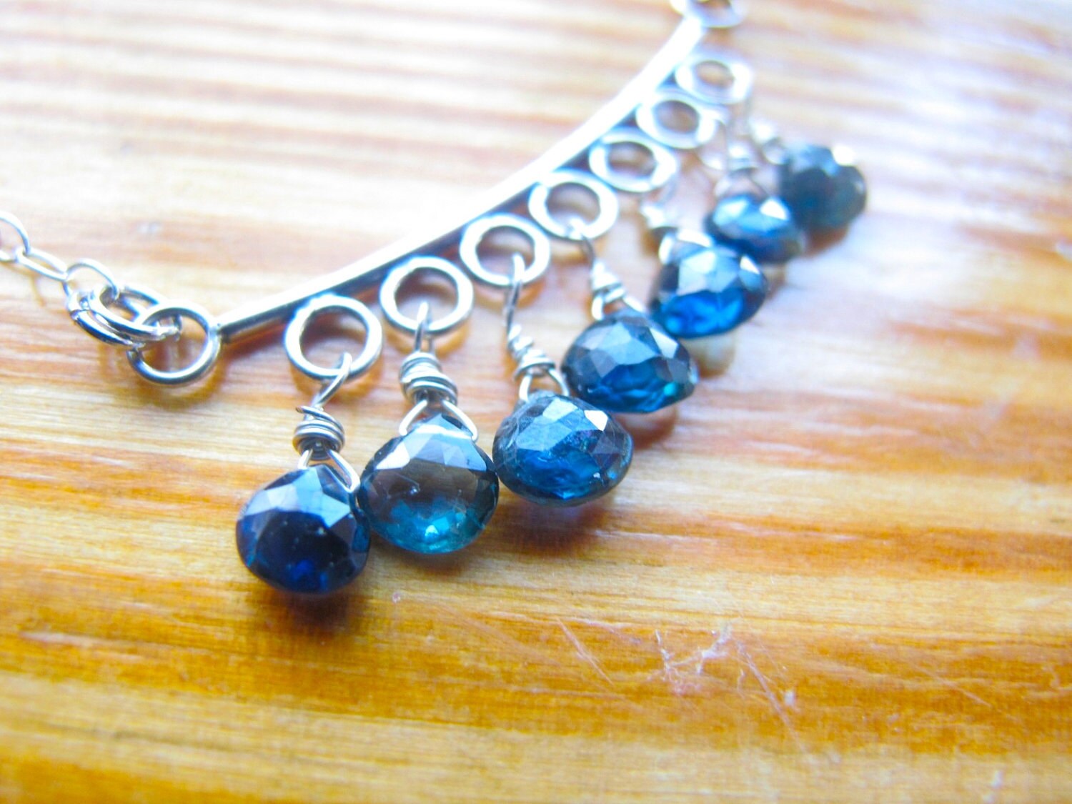 Blauer Saphir Briolette Bar Halskette von ErikaandJane