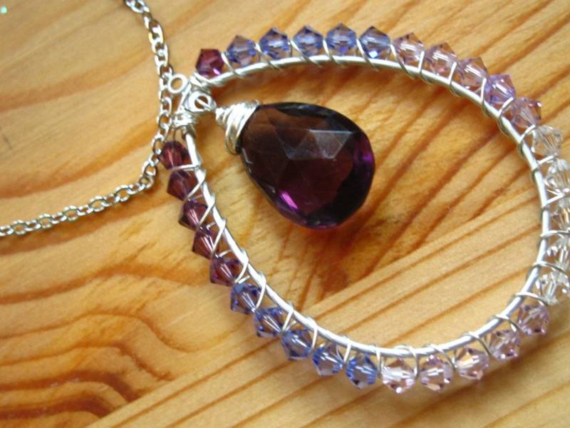 Lila Swarovski Kristall Tropfen Und Briolette Silber Kette Lila Swarovski Kristall Tropfen Und Briolette Silber Kette von ErikaandJane