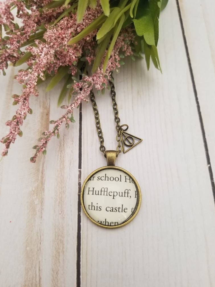 Dachshaus Anhänger, Buchseite Halskette von ErinCaseyCrafts