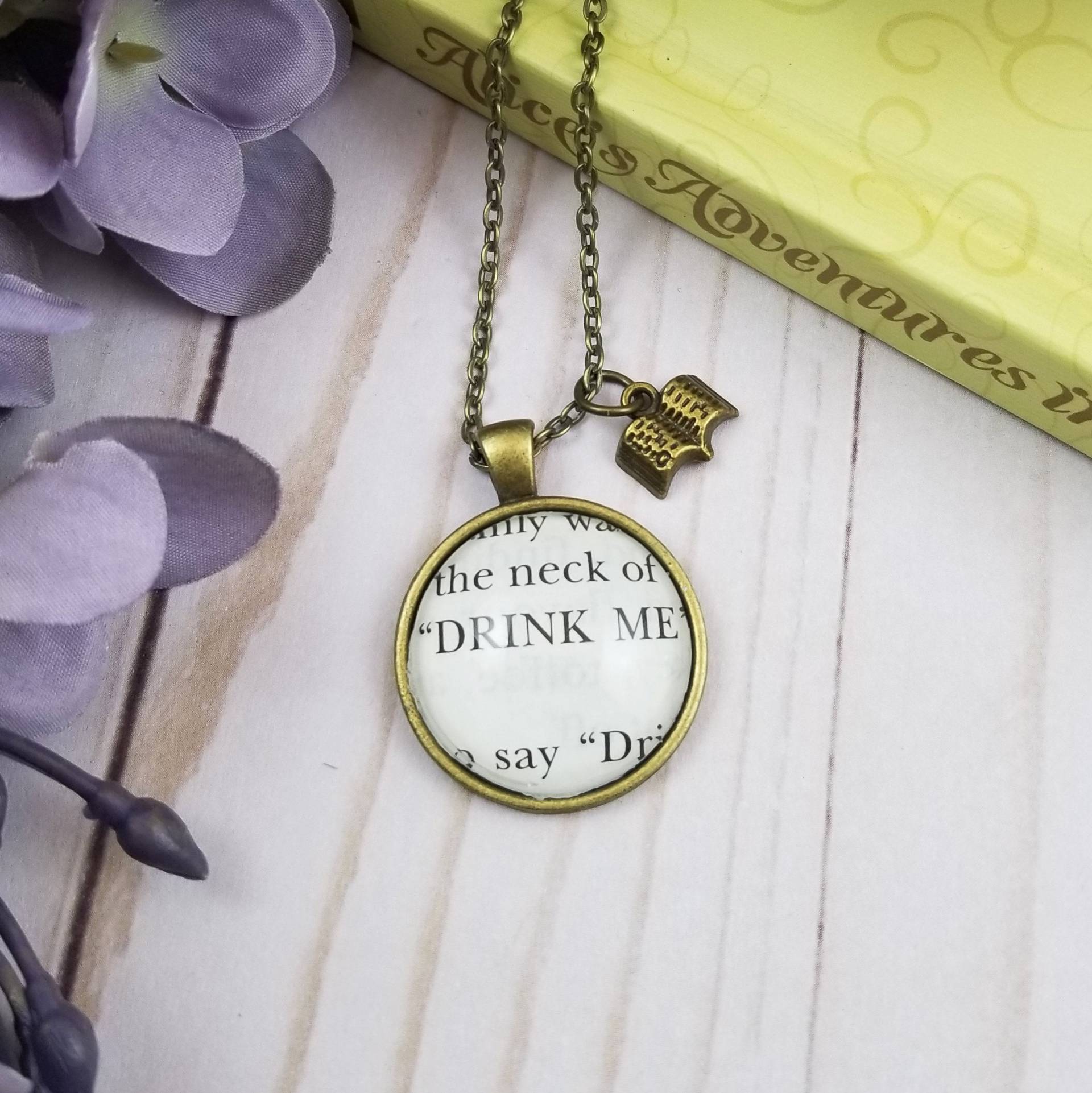 Drink Me Anhänger, Alice Im Wunderland Buch Seite Halskette von ErinCaseyCrafts