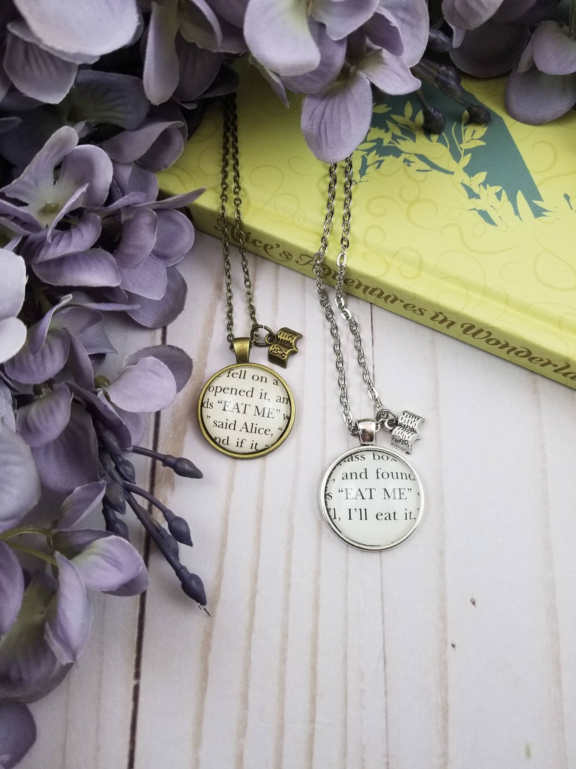 Eat Me Anhänger, Alice Im Wunderland Buch Seite Halskette von ErinCaseyCrafts