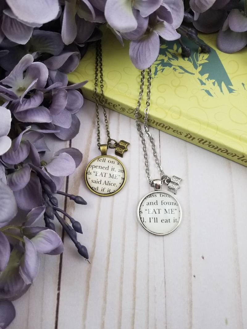Eat Me Anhänger, Alice Im Wunderland Buch Seite Halskette von ErinCaseyCrafts