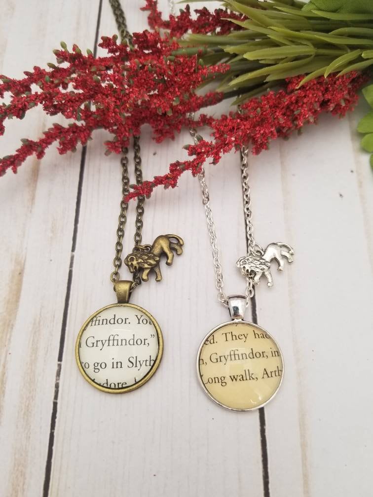 Löwenhaus Anhänger, Buchseite Halskette von ErinCaseyCrafts