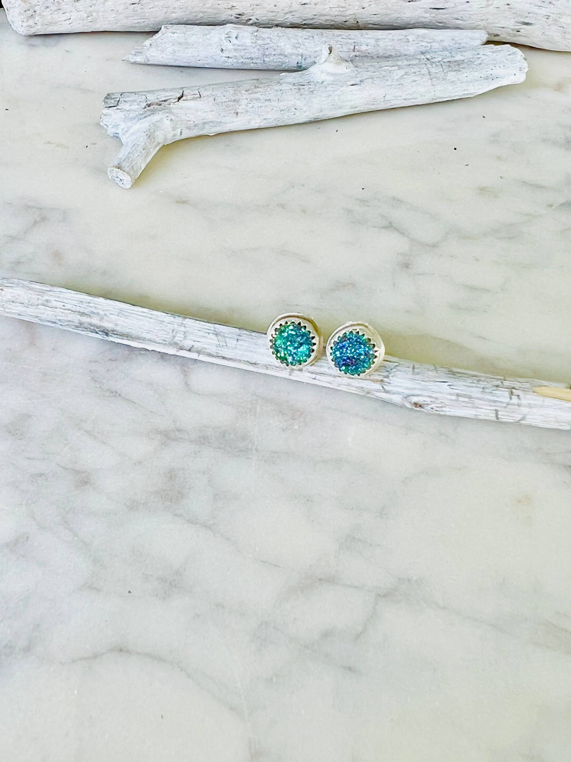 Handgemachte Mini Druzy Ohrstecker Sterling Silber Rohkristall Ohrringe Handgemachte Mini Druzy Ohrstecker Sterling Silber Rohkristall Ohrringe von ErinDeLargy