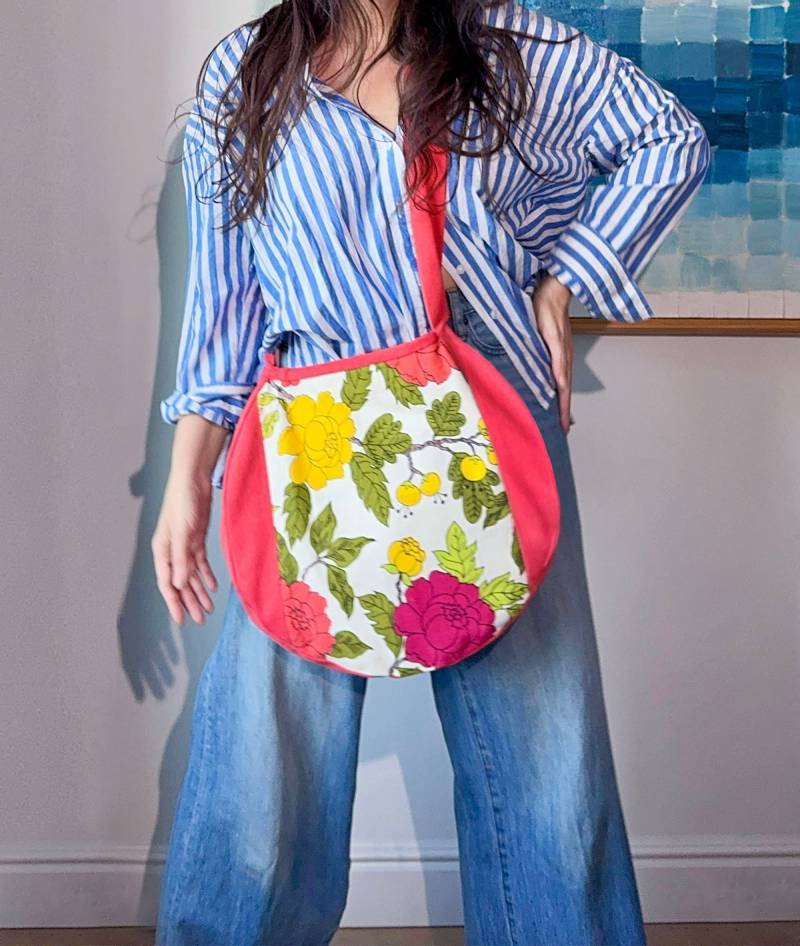 Lebhafte Up-Cycled Denim Circle Tragetasche von ErinElsie