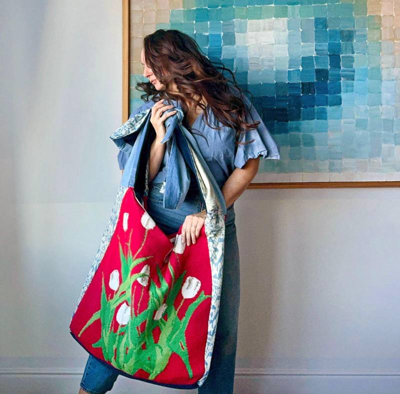 Lebhafte Up-Cycled Denim Floral Pullover Art Tote von ErinElsie