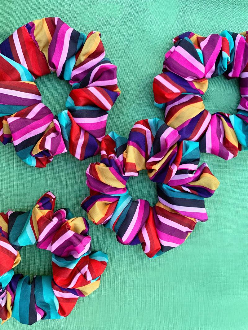Regenbogen-Brupe-stripe Scrunchy-Reclaimed Fabric von ErinElsie