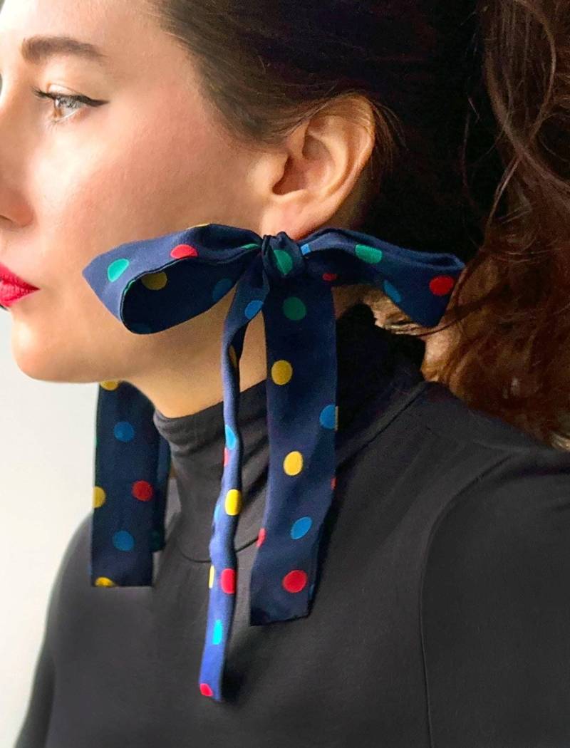 Upcycled Vintage Seide Polka Dot Bow Ohrringe von ErinElsie