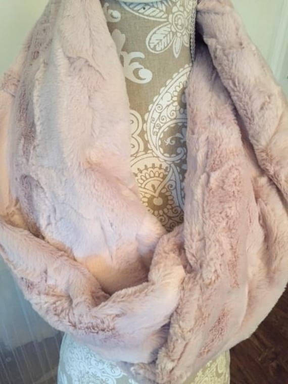 Blush Pink Kunstpelz Schlauchschal Gedreht von ErinReneeApparel
