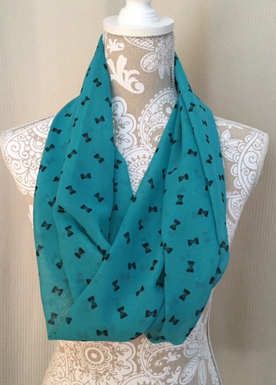 Seidiger Gewundener Infinity Schal, Grün Petrol Mit Schwarzen Schleifen, Geschenke Für Sie, Grüner Unendlichkeitsschal, Seidiger Schal Seidiger Gewundener Infinity Schal, Grün Petrol Mit Schwarzen Schleifen, Geschenke Für Sie, Grüner Unendlichkeitsschal, Seidiger Schal von ErinReneeApparel