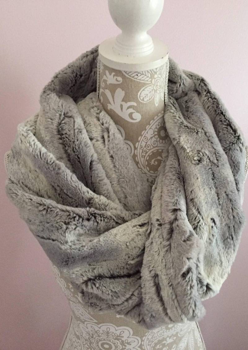 Silver Fox Kunstpelz Gedrehter Schlauchschal Silver Fox Kunstpelz Gedrehter Schlauchschal von ErinReneeApparel