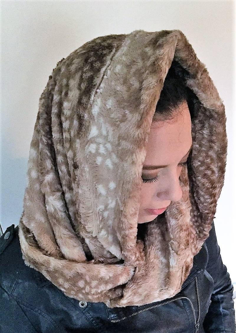 Unendlich Gedrehter Schlauchschal Mit Rehkitz Aus Kunstpelz Unendlich Gedrehter Schlauchschal Mit Rehkitz Aus Kunstpelz von ErinReneeApparel