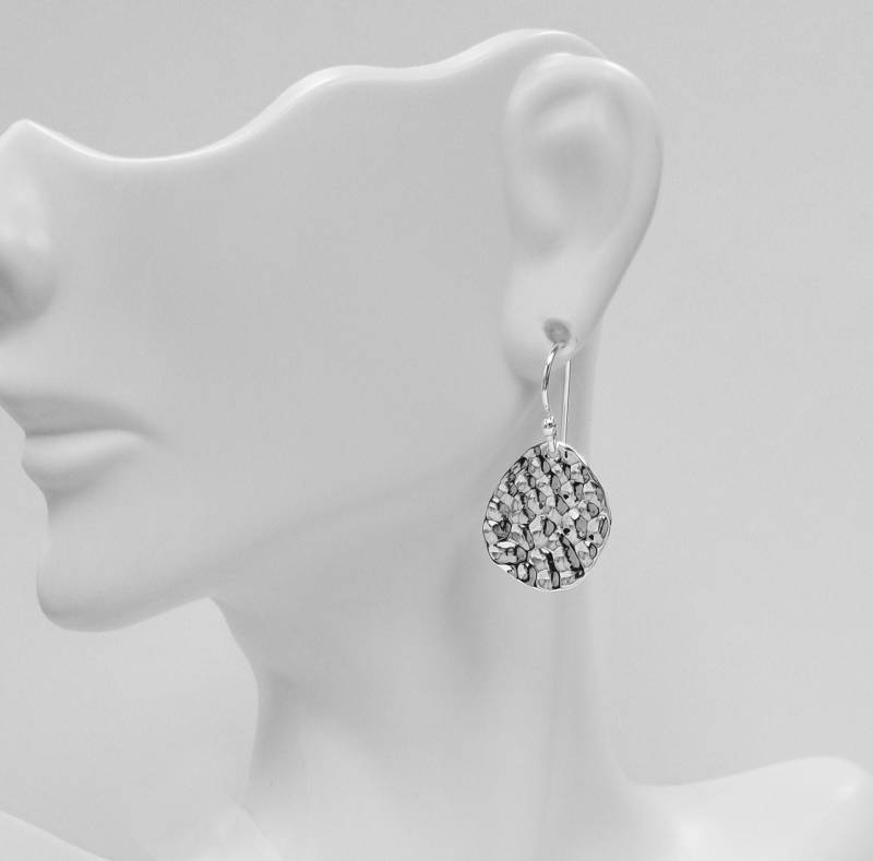 sterling Silber Gehämmerte Pear Drop Ohrringe von ErinSilverCraft