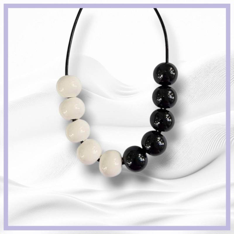 Halb Schwarze, Halb Weiße Perlenkette Polymer Clay Schmuck Halb Schwarze, Halb Weiße Perlenkette Polymer Clay Schmuck von EriolaJewelryAtelier