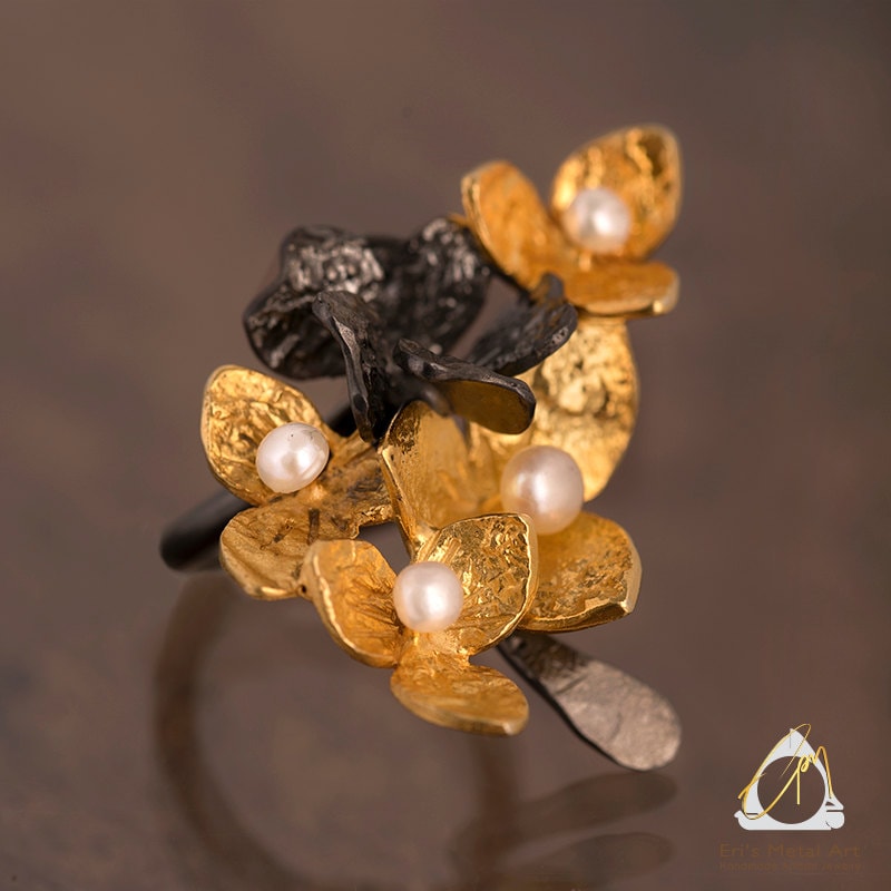 Eleganter Handgefertigter Silber Blumen Ring, Perlen Statement Gold Schwarzer Natur Schmuck, Geburtstagsgeschenk, Jahrestag Geschenk Für Frauen von ErisMetalArt